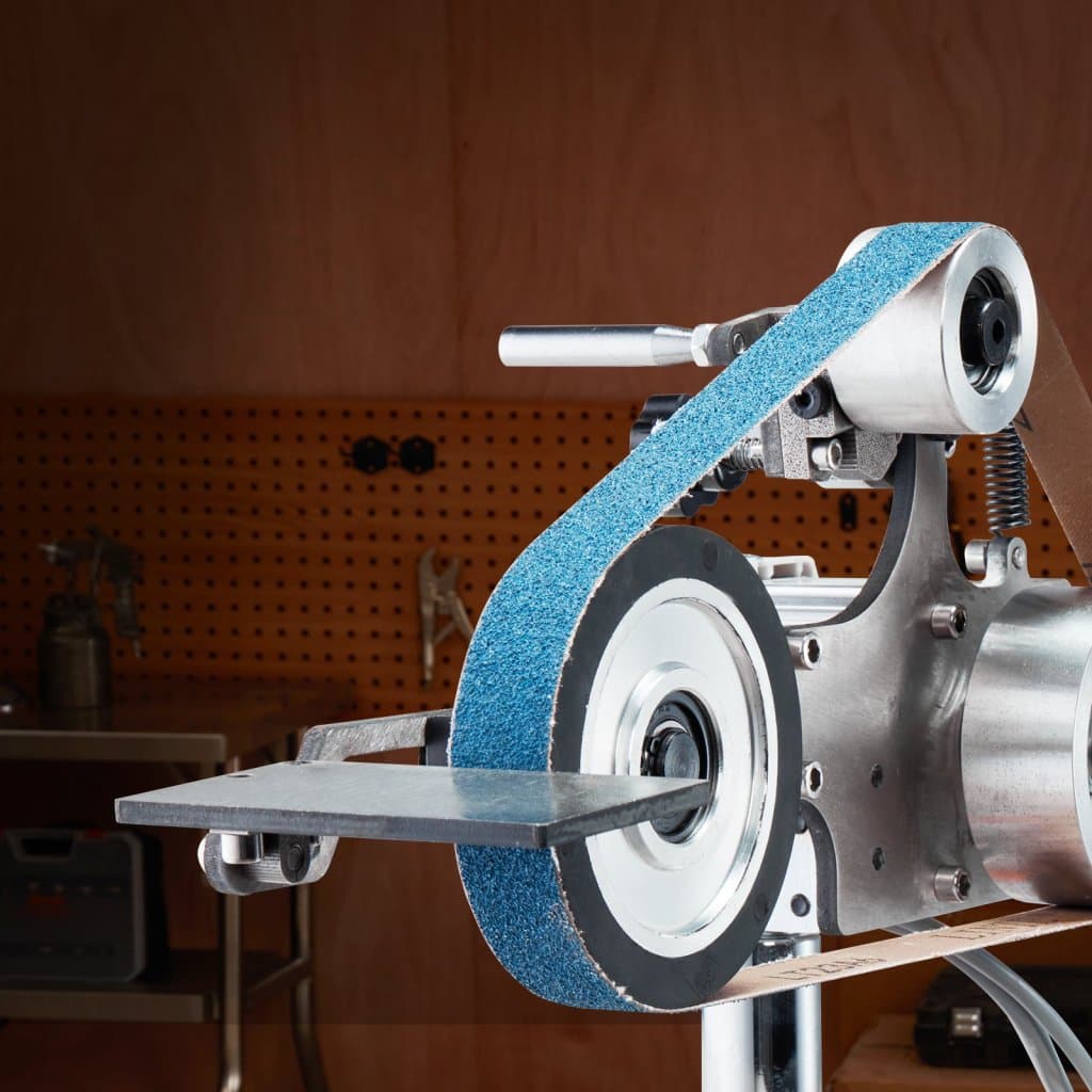 Pásová bruska s plynulou regulací otáček s VFD, 2 brusné matrice