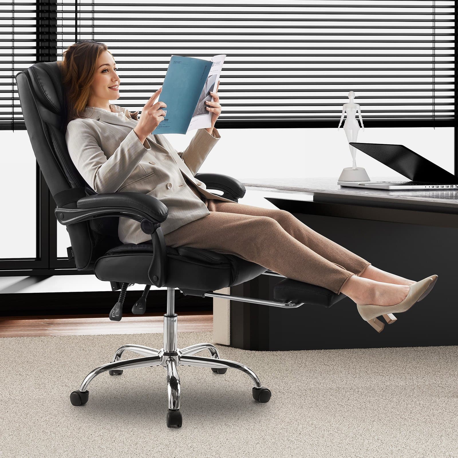 Kancelářské křeslo s vysokým opěradlem, podnožkou a bederním polštářem, ergonomické křeslo s naklápěním až 135° a nastavitelnou výškou, otočné křeslo na kolečkách z PU kůže pro práci, studium a hry, černé
