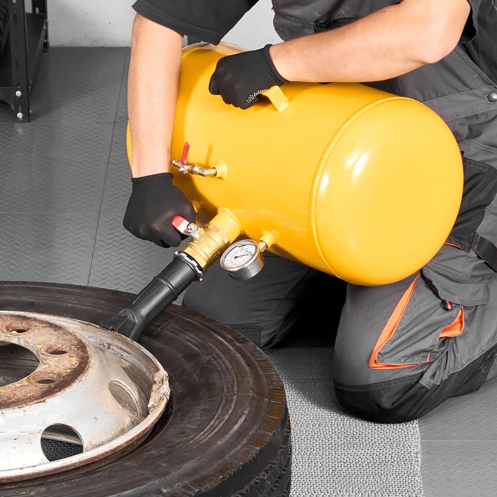 Pneumatický čistič patek pneumatik, 10 galonů / 37,9 l, Vysoce odolný nástroj na čištění patek pneumatik, Provozní tlak 87-116 PSI, Pneumatický čistič patek pro čtyřkolky, traktory, pickupy, nákladní automobily, džípy, obytné vozy, UTV, žlutý