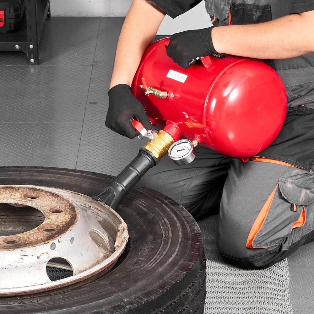 Pneumatický čistič patek pneumatik, 5 galonů / 18,9 l, Vysoce odolný nástroj na čištění patek pneumatik, Provozní tlak 87-116 PSI, Pneumatický čistič patek pro pickupy, nákladní automobily, čtyřkolky, džípy, dodávky, zahradní traktory, obytné vozy, Červený
