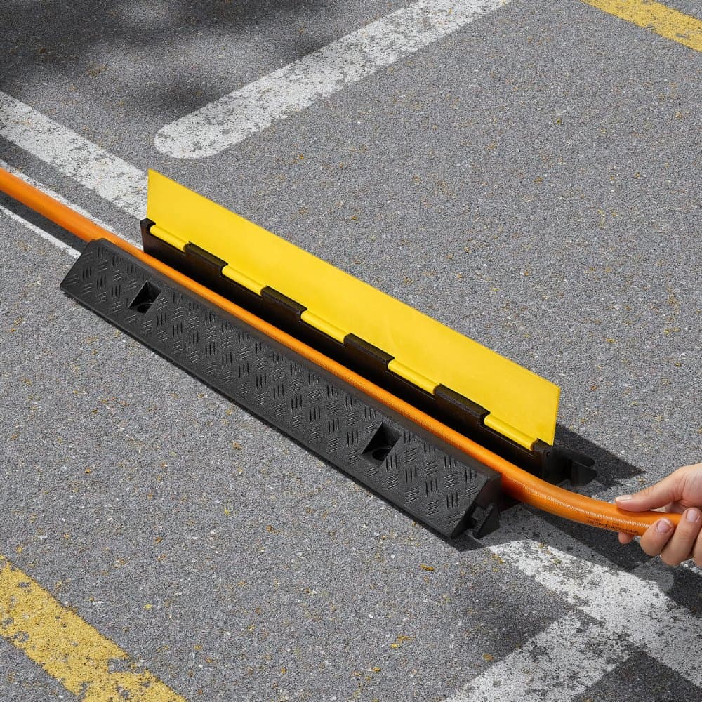 Rampa na ochranu kabelů, nosnost 9 979 kg/nápravu, 1kanálový kryt hadice z gumové šňůry a drátu, kanál 70 x 50 mm, zpomalovací práh s odklápěcím horním krytem, pro vnitřní a venkovní použití, 1 balení