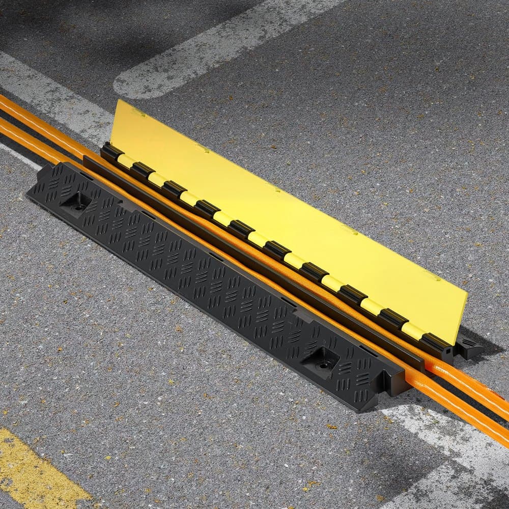 Rampa na ochranu kabelů, nosnost 9 979 kg/nápravu, 2kanálový odolný kryt hadice z TPU, kanál 31 x 28 mm, zpomalovací prahy s odklápěcím horním krytem, pro vnitřní i venkovní použití, balení po 3 kusech