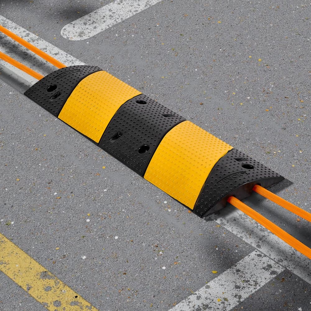 1000mm gumový zpomalovací prah, balení po 2 kusech, 2kanálový zpomalovací prah pro vysoké zatížení, nosnost 9 979 kg/nápravu, nájezd s ochranou kabelů s rozpínacími šrouby, pro asfaltové, betonové, štěrkové příjezdové cesty a silnice