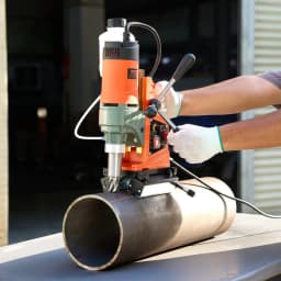 Magnetická vrtačka, 1400 W, průměr vrtání 50 mm, otáčky 0–850 ot./min, možnost změny směru otáčení, magnetická vrtačka s 11 vrtacími korunkami, elektrická vrtačka pro průmysl a domácí kutily - miniatura 1