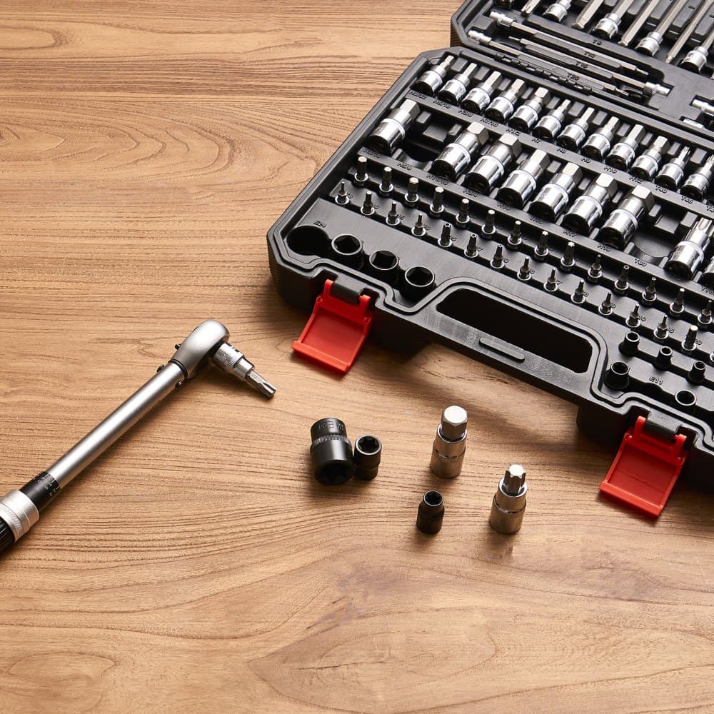 Sada bitů, 107dílná SAE a metrická, šestihranné/Torx/vnější Torx/ochranné proti neoprávněné manipulaci/extra dlouhé, legovaná ocel S2 a Cr-V ocel, pohony 1/4 palce, 3/8 palce a 1/2 palce, s vylepšeným úložným pouzdrem, ruční použití