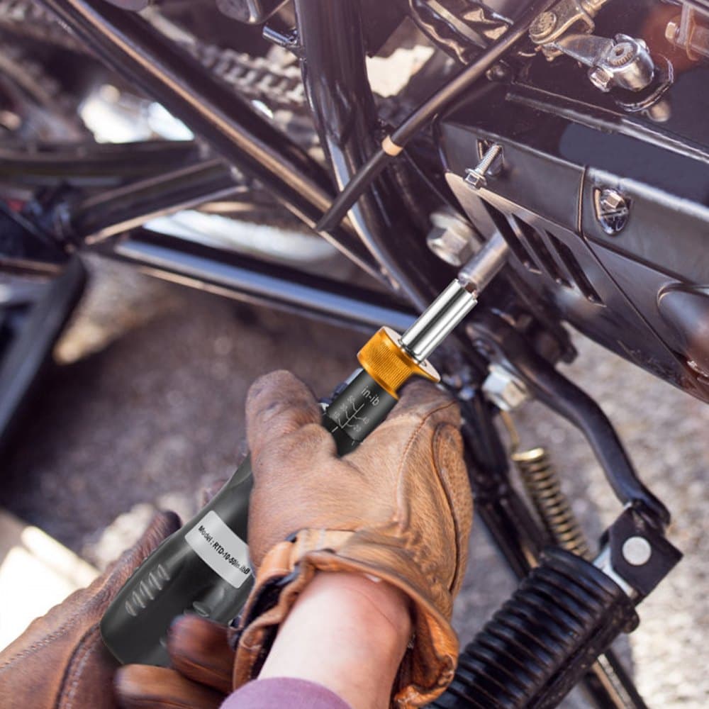 Sada momentových klíčů s pohonem 1/4", rozsah nastavení momentu 10–50 in-lbs, přesnost rozsahu momentu ±5 %, krok momentového šroubováku 5 in-lb s 18 bity a pouzdrem