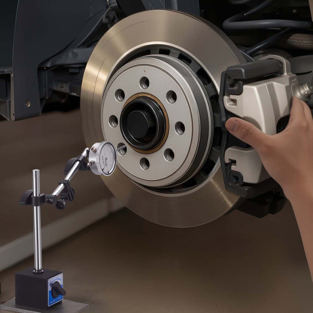 Úchylkoměr s dvojitým stojanem a úložným pouzdrem, přesnost 0,03 mm, rozsah 0–25,4 mm, jemně nastavitelné dlouhé rameno, nemagnetické centrovací tyče pro nastavení stroje, měření úzkých ploch