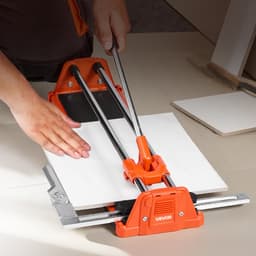 Ruční řezačka dlaždic 430 mm na stěny a leštěné dlaždice, dvojité lišty pro přesné řezání, kotouč z karbidu wolframu, protiskluzová rukojeť, přítlačná tyč s protiskluzovou úpravou, přesné řezy pro profesionály i začátečníky. - miniatura 1