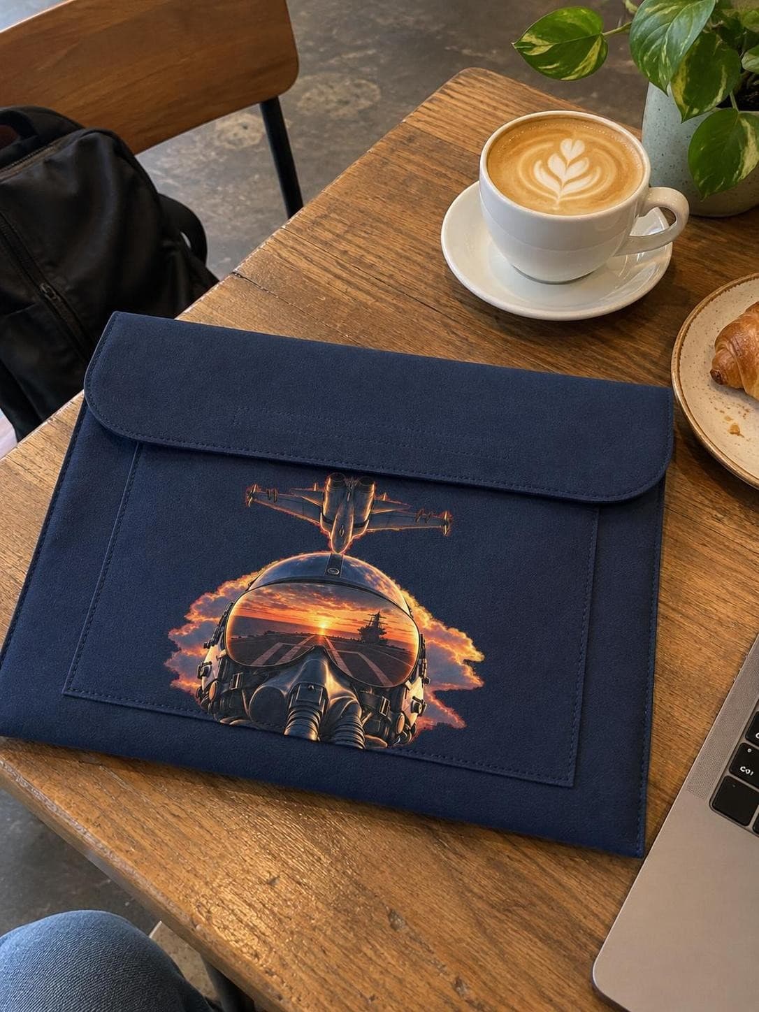 Top Gun – Střemhlav – plstěná taška na notebook s potiskem (BagBase BG 726)