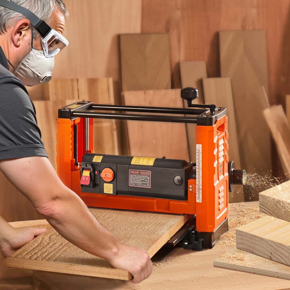 Hoblík tloušťky, dvourychlostní, pracovní stůl se šířkou 330 mm, stolní elektrický hoblík, tříčepelový, výkonný motor 2000 W 23 500 ot./min, dvojité válce, ochrana proti přetížení, opracování tvrdého i měkkého dřeva