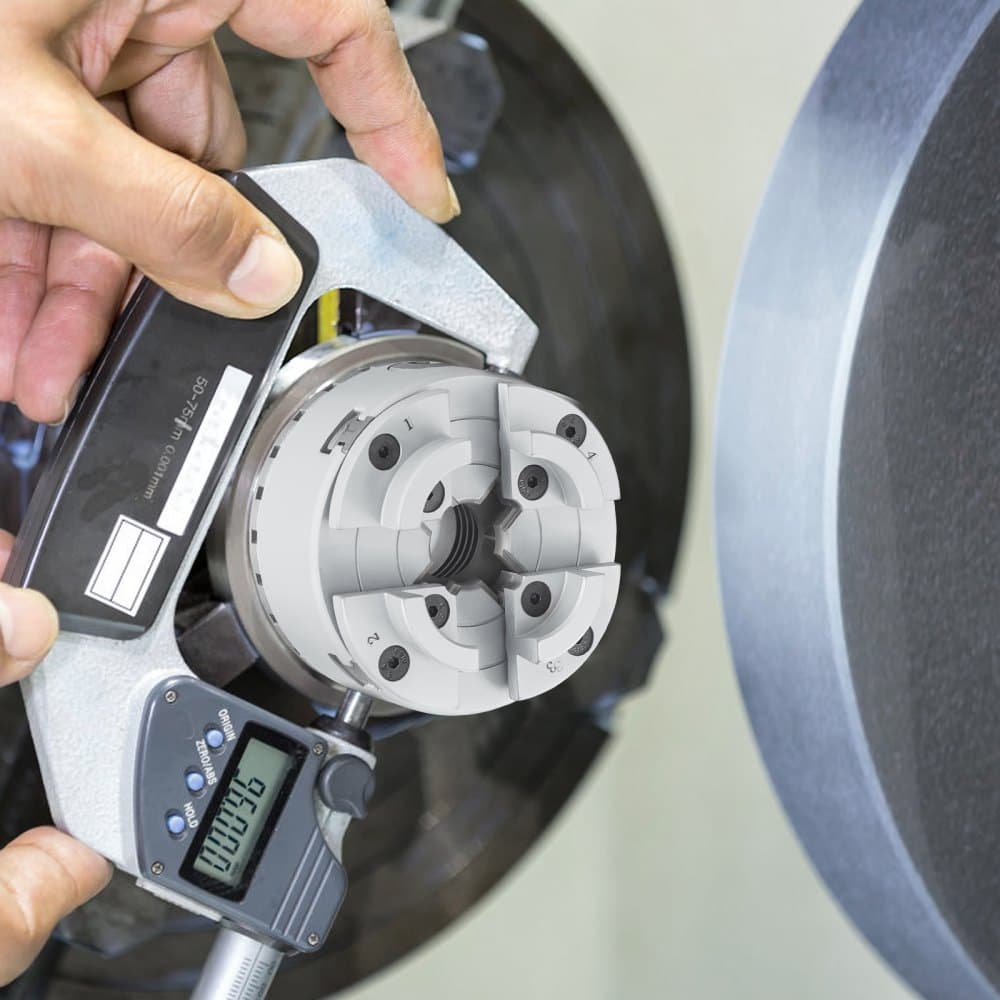 Soustružnické sklíčidlo KP965, 4čelisťové, průměr 9,5 cm, kovové soustružnické sklíčidlo, příslušenství pro soustruhy s 5 sadami čelistí, samostředící nástroj, pro přesné obrábění, brusky, frézky