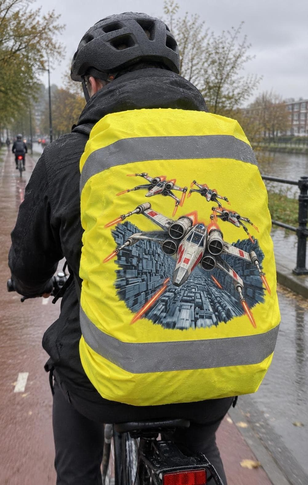 Let příkopem – obal na batoh s potiskem (Korntex RH100 – Tilburg)