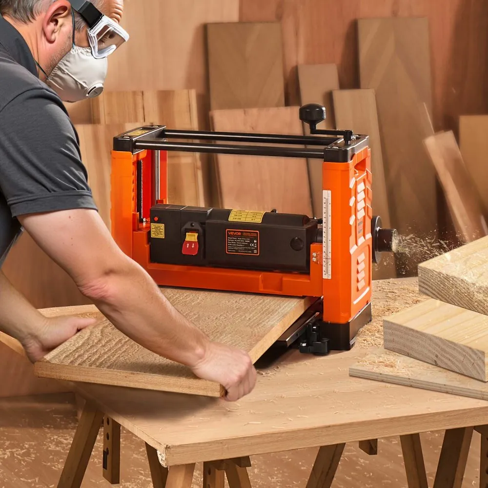 Srovnávačka tloušťky, dvoučepelová, šířka pracovního stolu 330 mm, výkonný motor 1800 W, 23 500 ot./min, dvojité válce, ochrana proti přetížení, jednorychlostní opracování dřeva, pro tvrdé i měkké dřevěné materiály